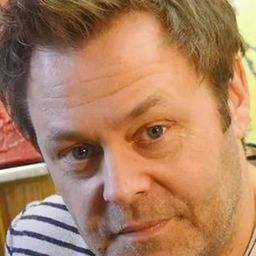 Frank Thiel 飾演 Father