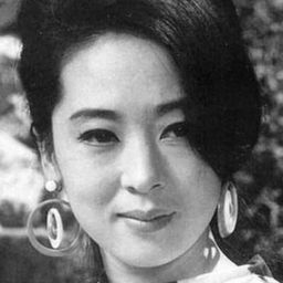 Kim Ji-mee 飾演 Min Hwa-yong