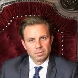 Alexander Man - Hybristophilia演員 飾演Chris