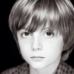 Elliot Speller-Gillott 飾演 Ky