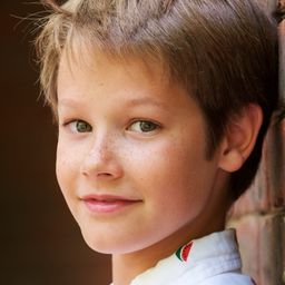 Joseph Esson 飾演 Young Milo