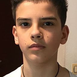 Ilyes Raoul 飾演 Tim