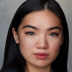 Sabrina Pui Yee Chin 飾演 Pub Customer