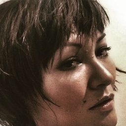 Mary Christina Brown 飾演 Jasmine