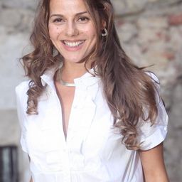 Miryam Gallego - The Sleeping Voice演員 飾演Doña Amparo