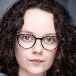 Madeline Holliday 飾演 Emily Zipzer