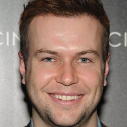 塔蘭·基拉姆 - 兄弟是天生演員 飾演Roger Fellner