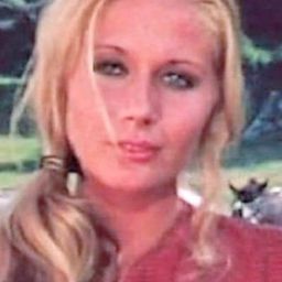 Elena Pedemonte 飾演 Girl in Ford