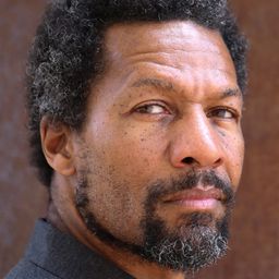 Mike Libanon 飾演 Ruben - Music teacher