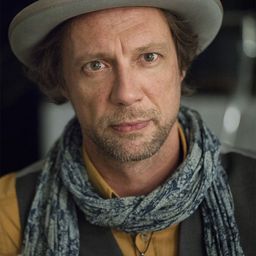 Antti Reini 飾演 Security Guard