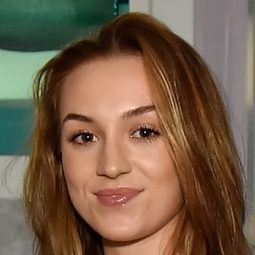 Sophie Amber - 烈火中演員 飾演Isabella