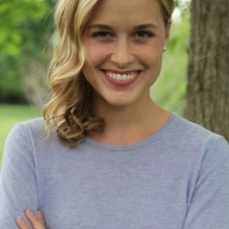 Lily Anne Harrison 飾演 Cynthia