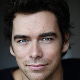 Gilles Lemaire - 女子漢又怎樣演員 飾演Adam