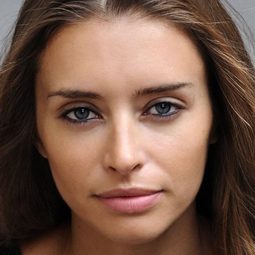 艾里亞德娜·卡芙 - Invisible Friend演員 飾演Lucia