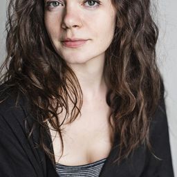 Haley McGee - 寄往天堂的情書演員 飾演PR Lady