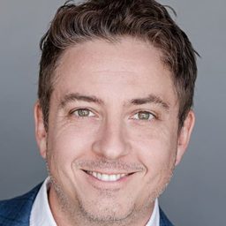 Ryan Belleville 飾演 Finn