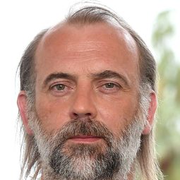 山姆·羅維科 - 保鏢演員 飾演Jan Dekkers