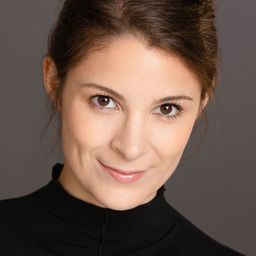 Manon Pages 飾演 Meredith Carr