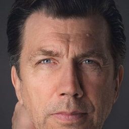 Jesper Lohmann 飾演 Rich man