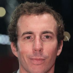 埃斯特班·比利亞爾迪 飾演 Angel Milkibar