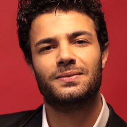 武拉爾·沙哈諾格魯 飾演 Kasiyer