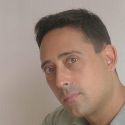 Peter A. Lees 飾演 Teacher Matthew Rhon Schmidt