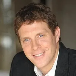 Justin Doran 飾演 Carl Jenkins (voice)
