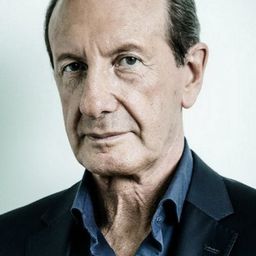 Alexander Rapoport 飾演 theater director