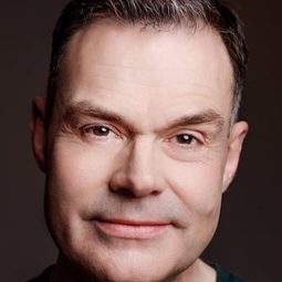 Neil Mullarkey 飾演 Master of Cermonies