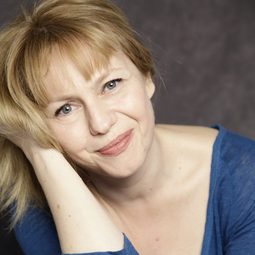 Delphine Bibet - 錯愛的教育演員 飾演La directrice