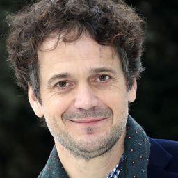 Mathias Mlekuz 飾演 Arnaud