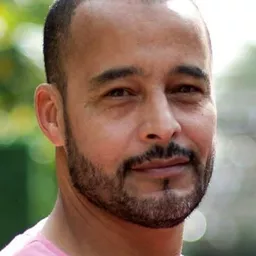 Malek Akhmiss 飾演 Salim