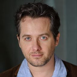 Shane Callahan 飾演 Tucker Sanders