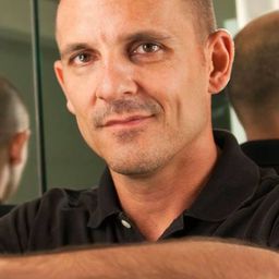 Carl Barron 飾演 Manny Lewis