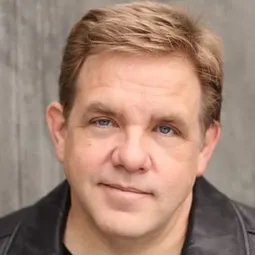 布萊恩·浩威 - 里卡多一家演員 飾演Charles Koerner