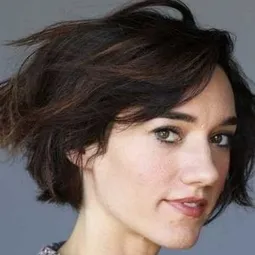 Helen Sadler 飾演 Rey (voice)