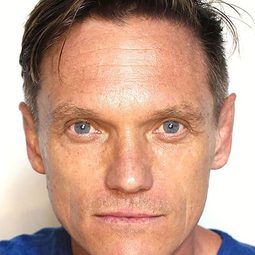 羅伯·范甫倫 - Runs in the Family演員 飾演Stan Russo