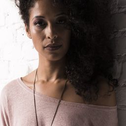 Kaya Rodrigues 飾演 Ana