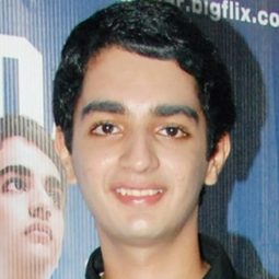 Parzaan Dastur 飾演 Osman Siddiqui