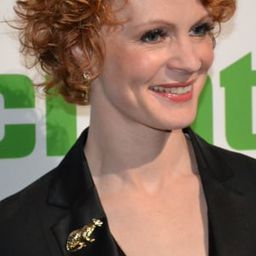 Minna Haapkylä 飾演 Helmi