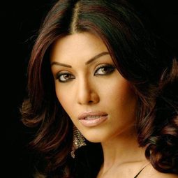 Koena Mitra 飾演 Item Number in "Khullam Khulla" Song