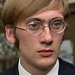 Hugh Thomas 飾演 Dr. Karabekian