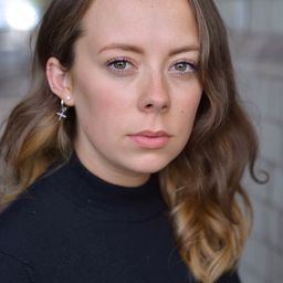 Alice Sykes 飾演 Kath