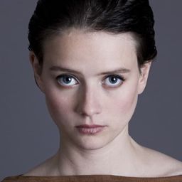 Pauline Étienne 飾演 Alexia