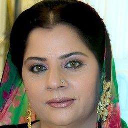 Alka Kaushal 飾演 Santosh Aunty