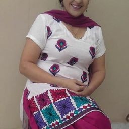 薩特萬·考爾 飾演 Dev's mother