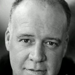 Luke Hewitt - 賈斯珀·瓊斯演員 飾演Coach