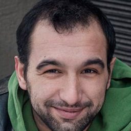 Oktay Özdemir 飾演 Theo