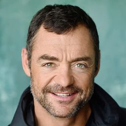 大衛·S·李 - 血鑽石演員 飾演Cockney Journalist