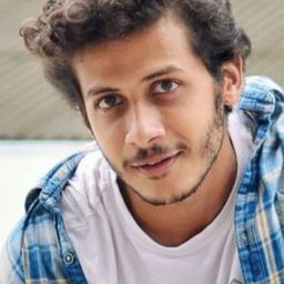 希瓦·哈里哈倫 飾演 Alex